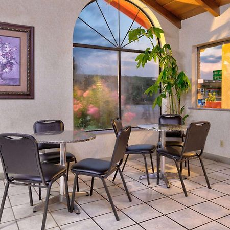 Super 8 By Wyndham Vernon Exterior photo