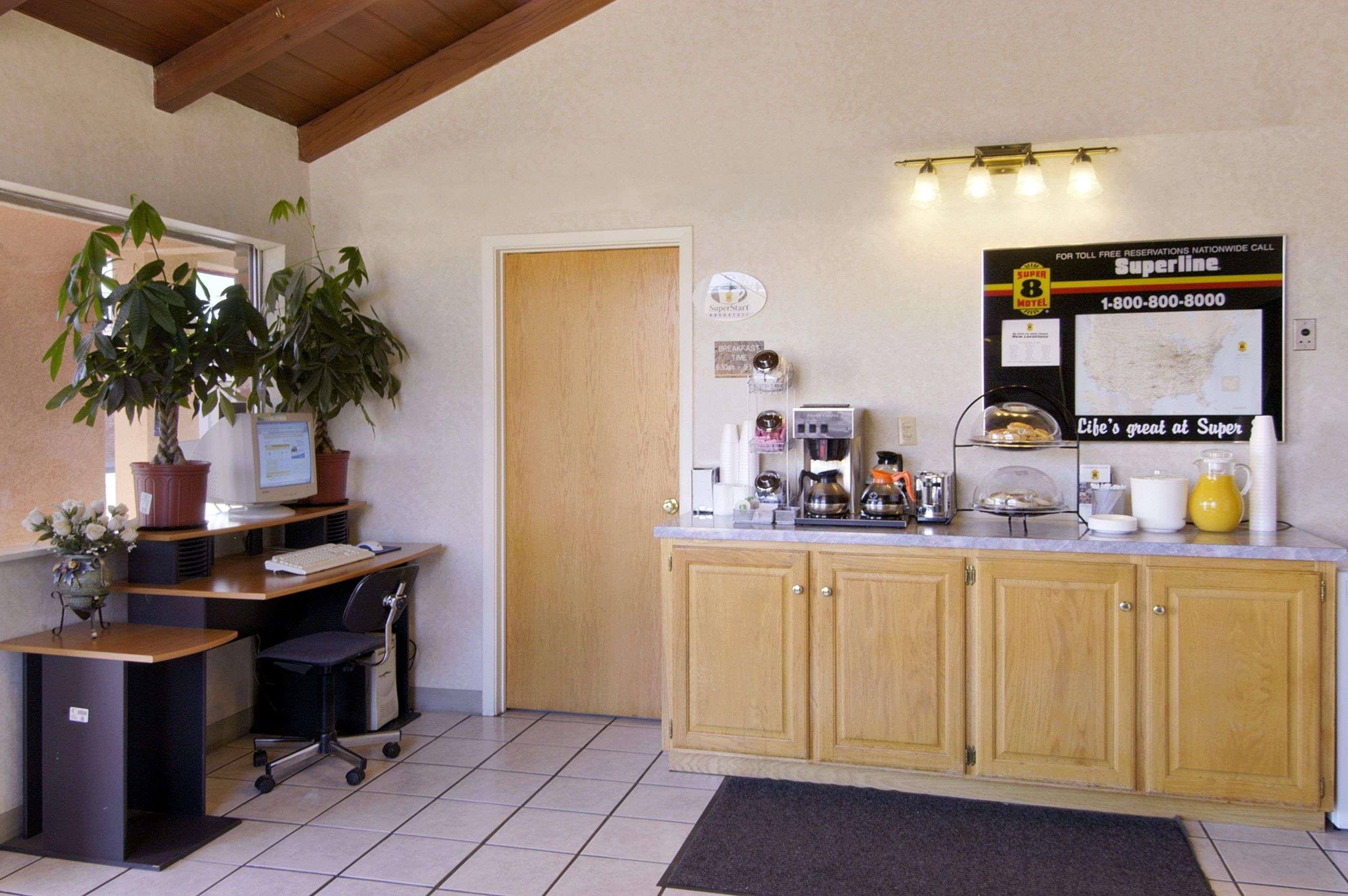 Super 8 By Wyndham Vernon Exterior photo
