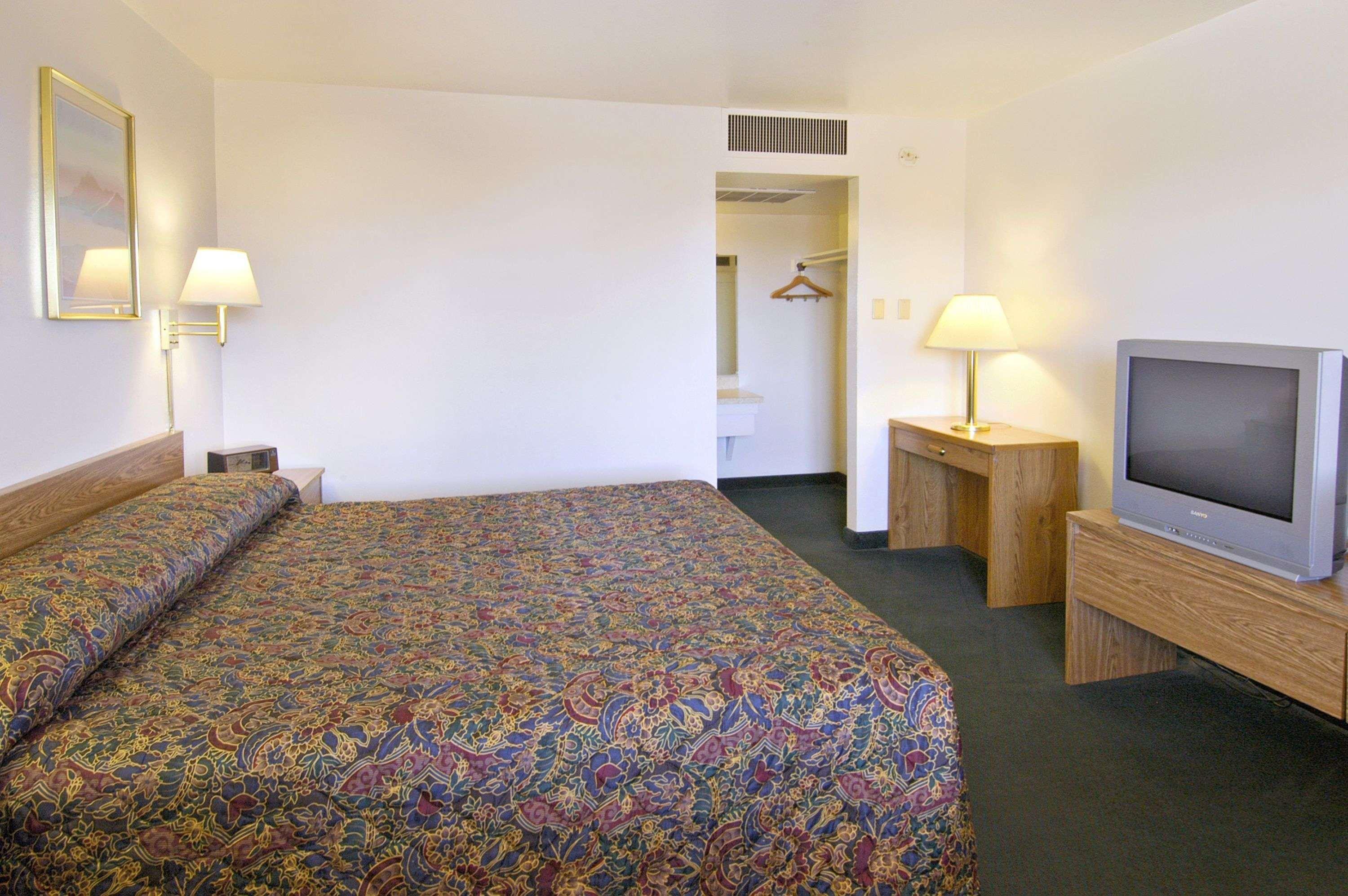 Super 8 By Wyndham Vernon Room photo