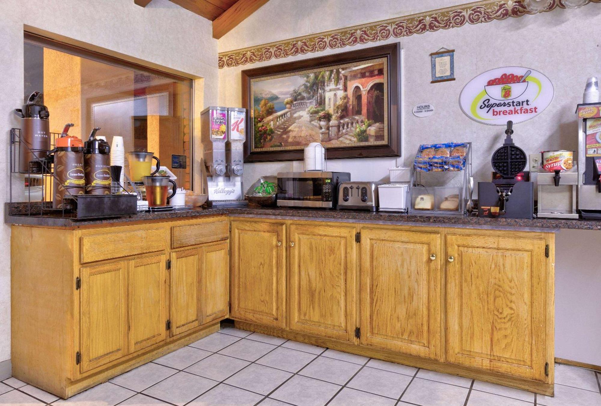 Super 8 By Wyndham Vernon Exterior photo