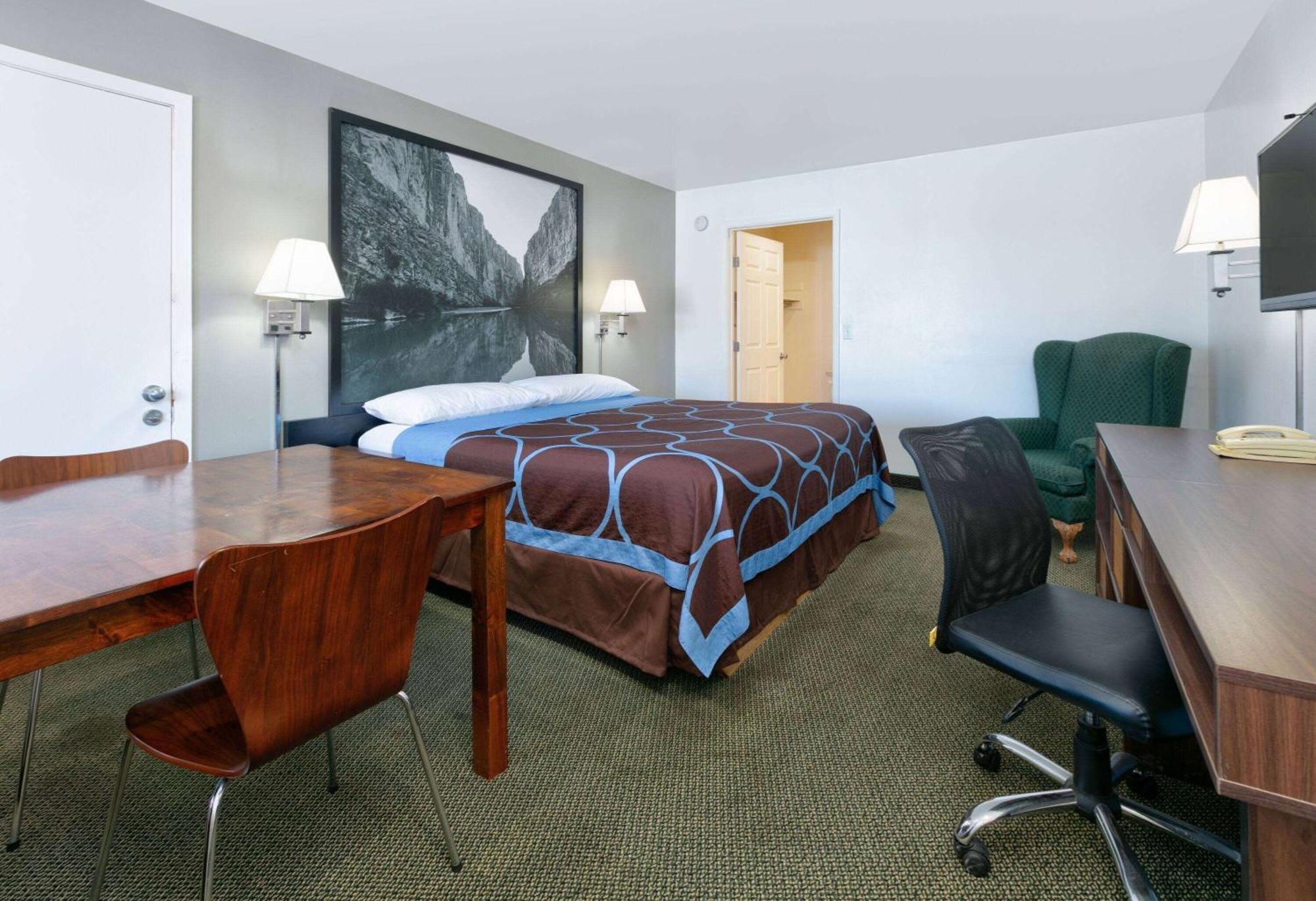 Super 8 By Wyndham Vernon Exterior photo