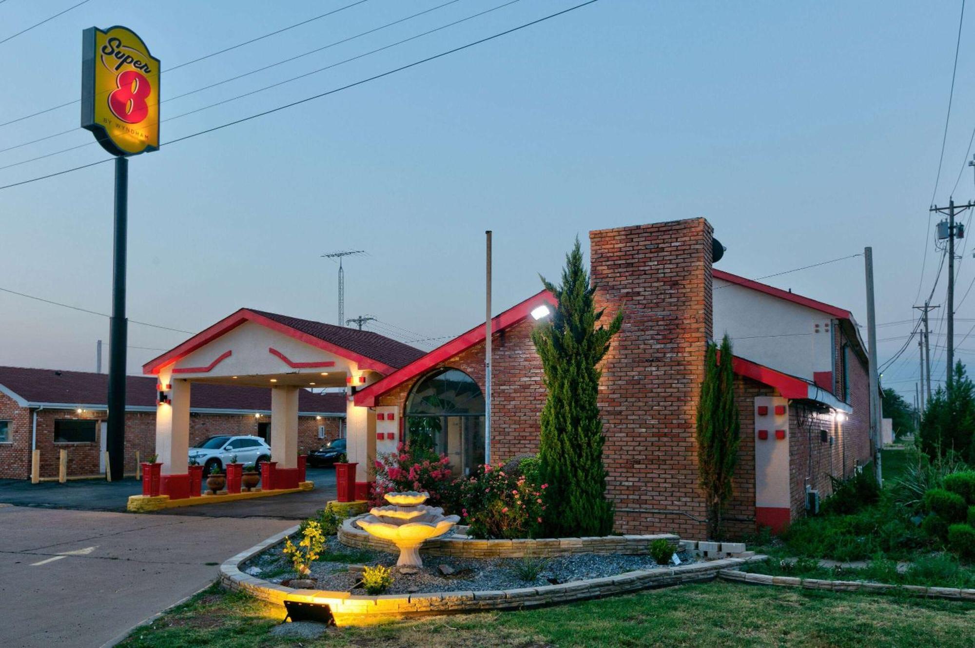 Super 8 By Wyndham Vernon Exterior photo