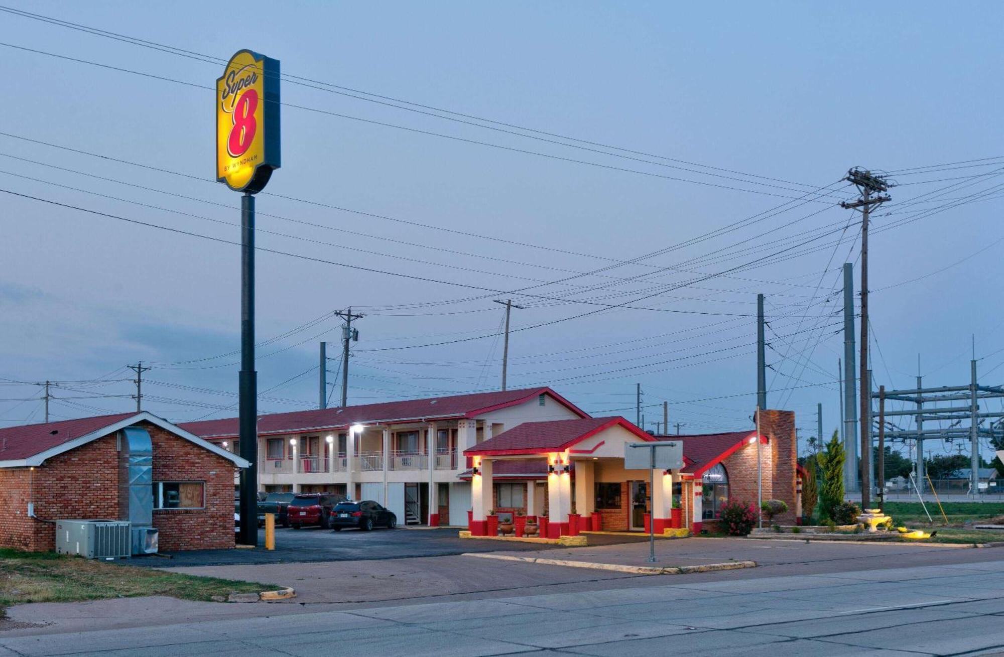 Super 8 By Wyndham Vernon Exterior photo