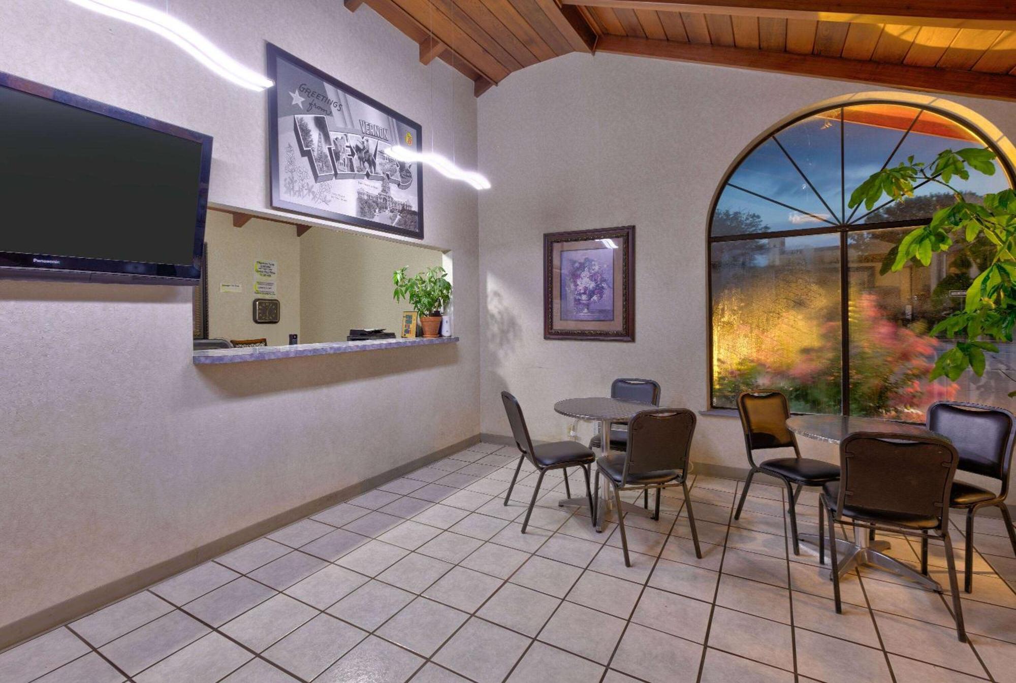Super 8 By Wyndham Vernon Exterior photo