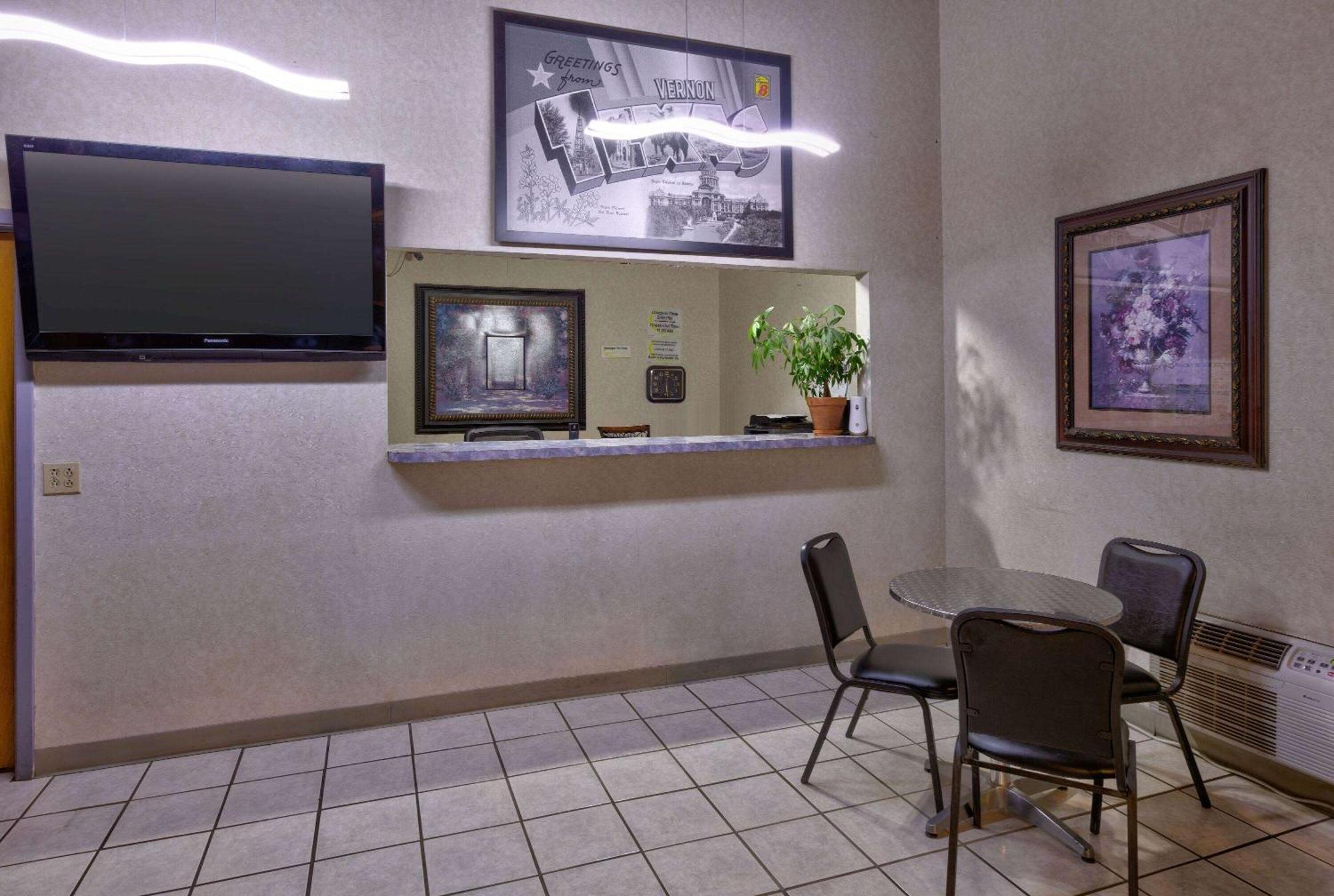 Super 8 By Wyndham Vernon Exterior photo