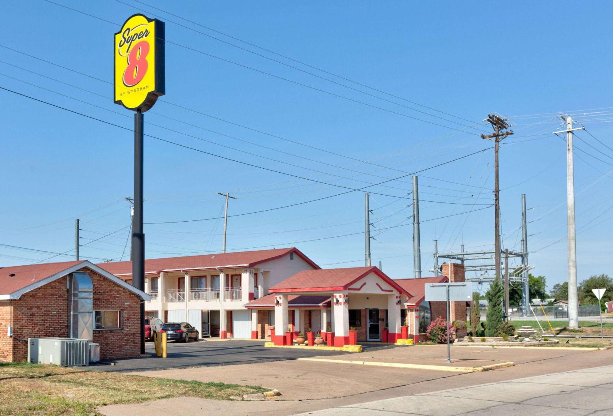 Super 8 By Wyndham Vernon Exterior photo