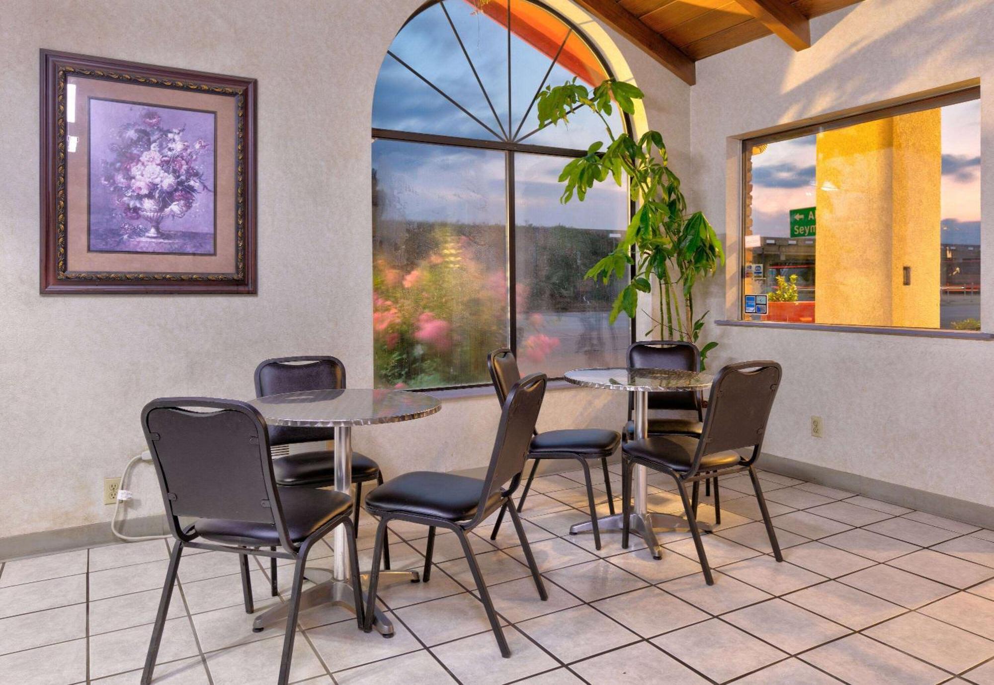 Super 8 By Wyndham Vernon Exterior photo